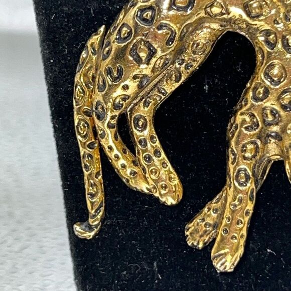 Vintage 80s Leopard Brooch Pin Gold Tone Metal Moveable Tail Big Cat Figural - Picture 6 of 7